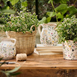 Vase med hank fra Ib Laursens Meadow Blossom-serie med de andre produkter fra samme serie