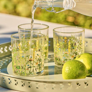 Ib Laursen Summer Field glasflaske med patentlåg hælder lemonade på i Summer Field glas