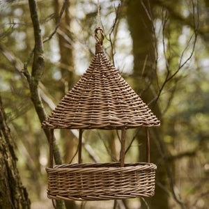 Fuglefoderhus i flettet pil fra Ib Laursen hængende i et træ