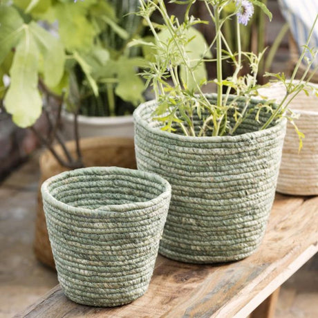 Ib Laursen grøn dekorativ kurv/urtepotteskjuler i majsblade i to størrelser