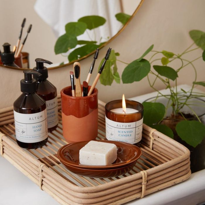 Ib Laursen ALTUM Golden Grass duftlys på bakke over badekar med sæber og pensler