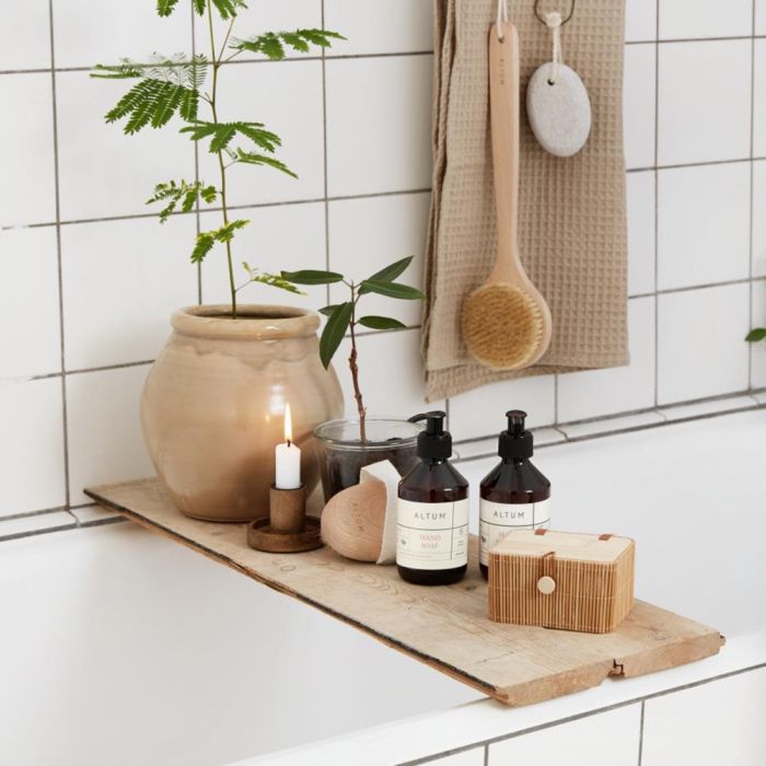 ALTUM Meadow håndsæbe 250 ml fra Ib Laursen på træbræt over karbad