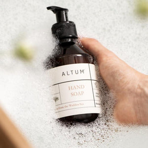 ALTUM Meadow håndsæbe 250 ml fra Ib Laursen holdt i en hånd omgivet af skum