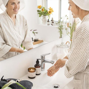 Kvinde ved spejl vasker hænder med ALTUM Meadow håndsæbe 250 ml fra Ib Laursen