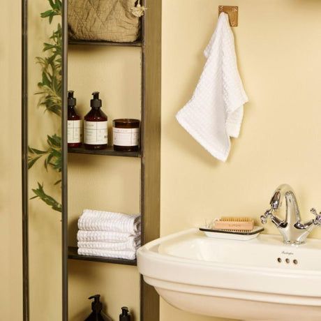 Ib Laursen Liseleje vaskeklude hvid hængende væk over håndvask