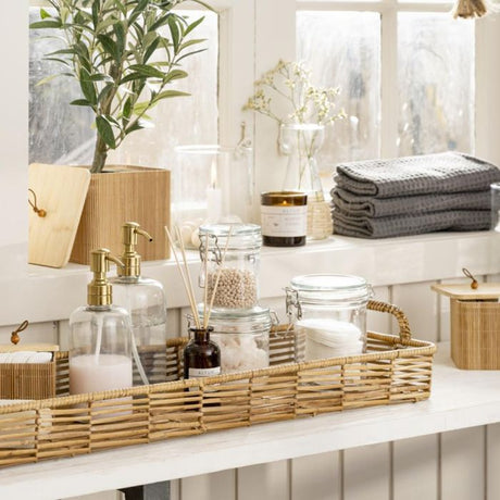 Tre Ib Laursen antracit Liseleje håndklæder 50x100 cm ligger sammenfoldet i vindueskarm på et badeværelse