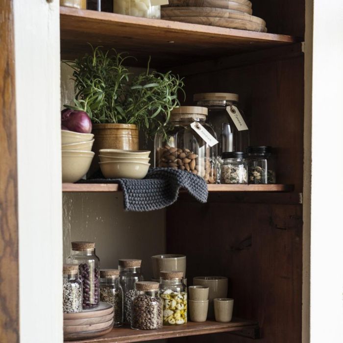 Ib Laursen Mynte grydelap mørkegrå  på reol med andre køkkenting