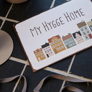 Nærbillede af Ib Laursen metalskilt med huse og teksten My Hygge Home