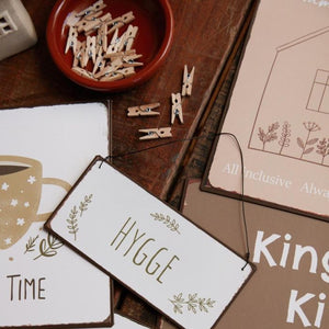 Metalskilt "Hygge" med bladgrene fra Ib Laursen med sort wire ophæng