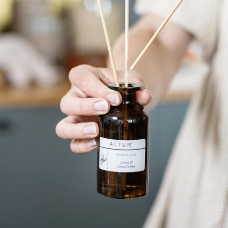 Person holder Ib Laursen ALTUM Golden Grass duftpinde