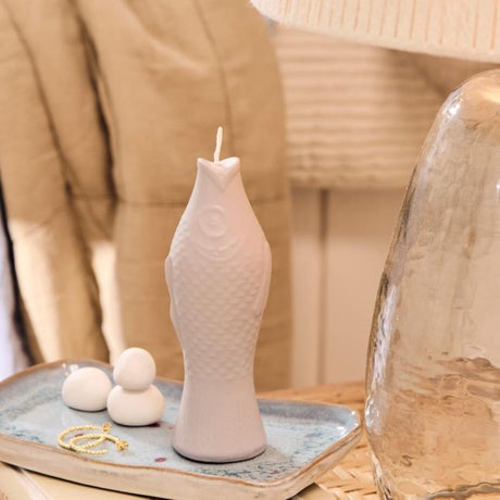 Ib Laursen stearinlys formet som fisk i hørfarvet på blå bakke