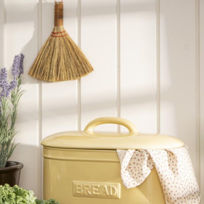 Ib Laursen mini håndkost i bambus hængende på væg over brødkasse